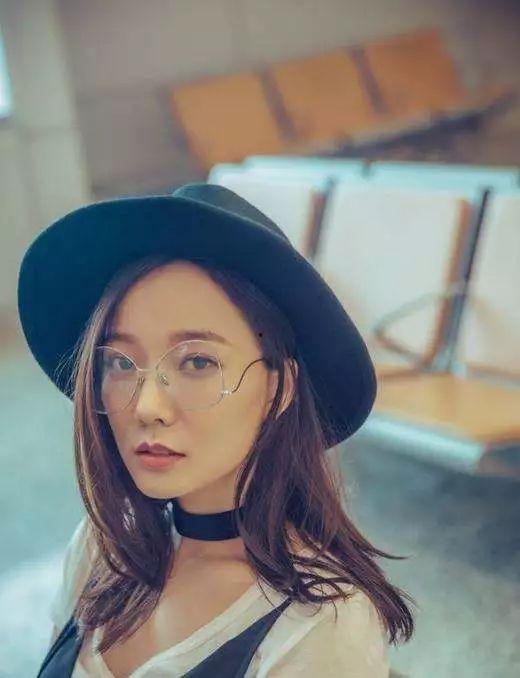 王珞丹戴眼镜生活照,展现文艺清新气质