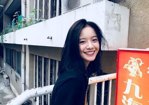 李庚希家庭背景有钱,出身豪门，演绎璀璨人生